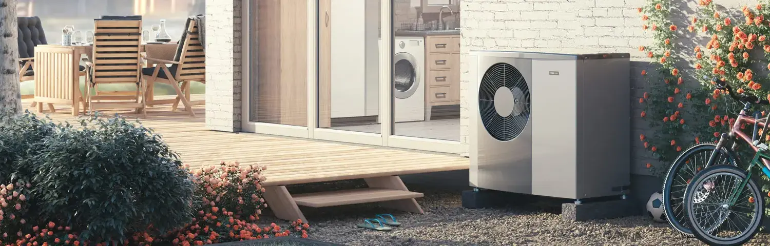 Lämpöpumppu asennettuna omakotitalon pihalla